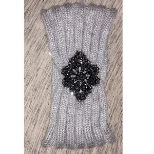 Pretty gray head wrap!